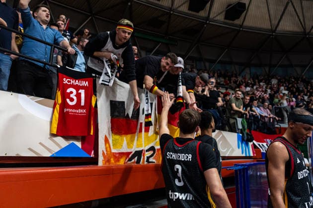GER, FIBA Basketball World Cup 2027, European Qualifiers, Kroatien-Deutschland. 27.02.2026, Drazen Petrovic Basketball Center, Zagreb, GER, FIBA Basketball World Cup 2027, European Qualifiers, Kroatien-Deutschland. Tim Schneider (Deutschland, No3) bedankt sich bei den Fans  Foto: Alexander Trienitz Zagreb Drazen Petrovic Basketball Center Zagreb Kroatien