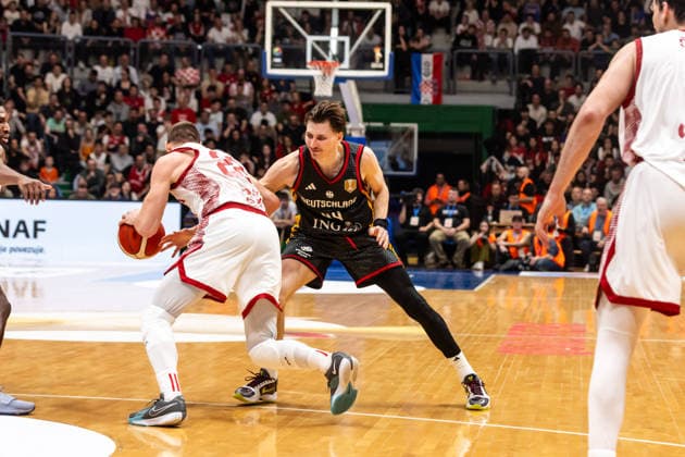 GER, FIBA Basketball World Cup 2027, European Qualifiers, Kroatien-Deutschland. 27.02.2026, Drazen Petrovic Basketball Center, Zagreb, GER, FIBA Basketball World Cup 2027, European Qualifiers, Kroatien-Deutschland. Luka Bozic (Kroatien, No29), David Krämer (Deutschland, No44) Â Foto: Alexander Trienitz Zagreb Drazen Petrovic Basketball Center Zagreb Kroatien