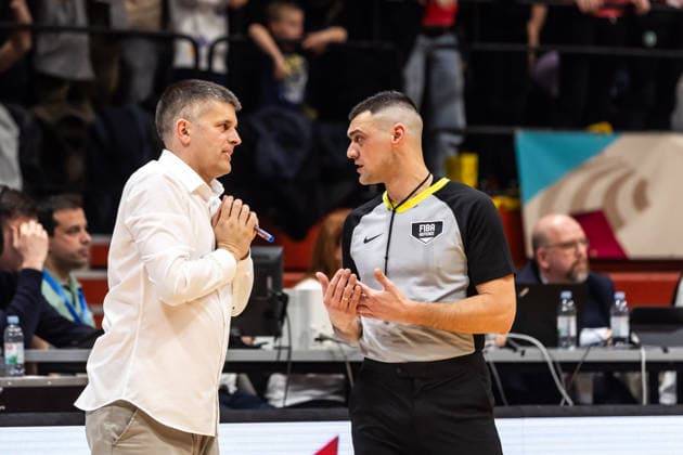 GER, FIBA Basketball World Cup 2027, European Qualifiers, Kroatien-Deutschland. 27.02.2026, Drazen Petrovic Basketball Center, Zagreb, GER, FIBA Basketball World Cup 2027, European Qualifiers, Kroatien-Deutschland. Tomislav Mijatovic (Head Coach, Kroatien) diskutiert mit dem Schiedsrichter  Foto: Alexander Trienitz Zagreb Drazen Petrovic Basketball Center Zagreb Kroatien