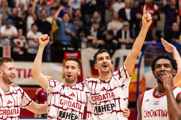 GER, FIBA Basketball World Cup 2027, European Qualifiers, Kroatien-Deutschland. 27.02.2026, Drazen Petrovic Basketball Center, Zagreb, GER, FIBA Basketball World Cup 2027, European Qualifiers, Kroatien-Deutschland. Kresimir Radovcic (Kroatien, No10), Toni Nakic (Kroatien, No99) jubeln  Foto: Alexander Trienitz Zagreb Drazen Petrovic Basketball Center Zagreb Kroatien
