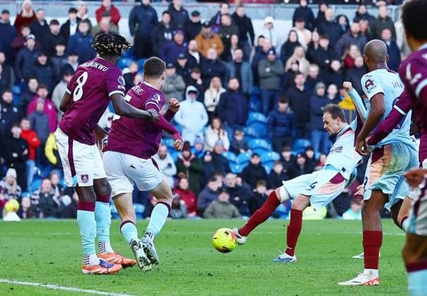 Mikkel Damsgaard of Brentford scores a goal to make it 3-4 Burnley v Brentford, Premier League, Football, Turf Moor, Burnley, UK - 28 Feb 2026Burnley Turf Moor United Kingdom EDITORIAL USE ONLY No use with unauthorised audio, video, data, fixture lists, club league logos or live services. Online in-match use limited to 120 images, no video emulation. No use in betting, games or single club league player publications. Copyright: xMattxWest Shutterstockx 16708420bb