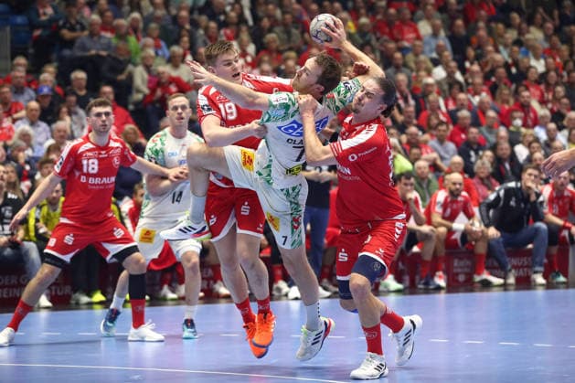 28.02.2026, xtgx, Handball, Daikin HBL, MT Melsungen - SC Magdeburg v.l. Reynir Thor Stefansson (Melsungen, 19), Gisli Thorgeir Kristjansson (Magdeburg, 10), Olle Forsell Schefvert (Melsungen, 25) Zweikampf, Duell, Kampf, tackle Kassel