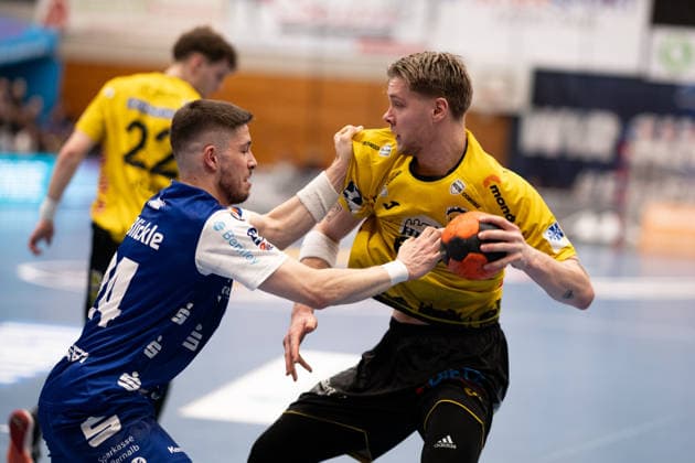 Jesper Schmidt (HSC 2000 Coburg 87), rechts gegen Elias Fuegel (HBW Balingen Weilstetten, 24), HBW Balingen Weilstetten vs. HSC 2000 Coburg, Handball, 2. Bundesliga, 22. Spieltag, Saison 2025 2026, 28.02.2026 Eibner-Pressefoto Andreas Ulmer HBW Balingen Weilstetten vs. HSC 2000 Coburg, Handball, 2. Bundesliga, 22. Spieltag, Saison 2025 2026, 28.02.2026 Balingen Copyright: xEibner-Pressefoto AndreasxUlmerx EP_AUR