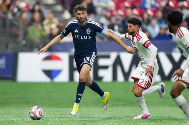 February 28, 2026, Vancouver, Bc, CANADA: Vancouver Whitecaps Thomas Muller (13) runs with the ball past Toronto FC s Jonathan Osorio (21) during the second half of an MLS, Fussball Herren, USA soccer match, in Vancouver, on Saturday, Feb. 28, 2026. Canada News - February 28, 2026 - ZUMAc35_ 20260228_zaf_c35_208 Copyright: xDarrylxDyckx