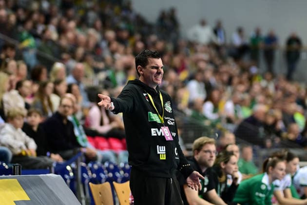 Handball I Frauen I Saison 2025-2026 I 1. HBF I 19. Spieltag I VfL Oldenburg - FRISCH AUF Göppingen I 01.03.2026 Schaut enttäuscht, betrübt, deprimiert, frustriert, geknickt, gekränkt, niedergeschlagen, unzufrieden, ernüchtert, schlecht gelaunt: Nico Kiener (Co-Trainer, FRISCH AUF Göppingen) Oldenburg EWE Arena Niedersachsen Deutschland Copyright: xLobeca FelixxSchlikisx