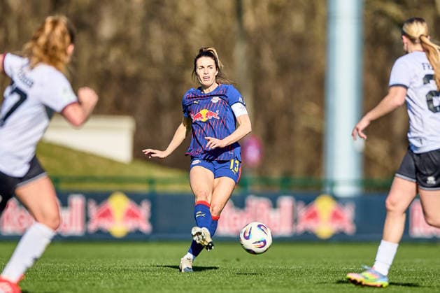01.03.2026, GER, Frauenfußball, Testspiel, 2025 2026, RB Leipzig - FC Ingolstadt Sandra Starke (13, RB Leipzig), Freisteller, Aktion, mit Ball, Schuss Leipzig Trainingszentrum der Roten Bulle Sachsen Deutschland