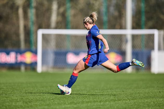 01.03.2026, GER, Frauenfußball, Testspiel, 2025 2026, RB Leipzig - FC Ingolstadt Marleen Schimmer (14, RB Leipzig), Freisteller, Aktion, mit Bal, Schuss Leipzig Trainingszentrum der Roten Bulle Sachsen Deutschland