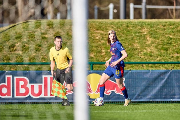 01.03.2026, GER, Frauenfußball, Testspiel, 2025 2026, RB Leipzig - FC Ingolstadt Kyra Spitzner (23, RB Leipzig), Freisteller, Aktion, mit Ball, vor der Flanke Leipzig Trainingszentrum der Roten Bulle Sachsen Deutschland