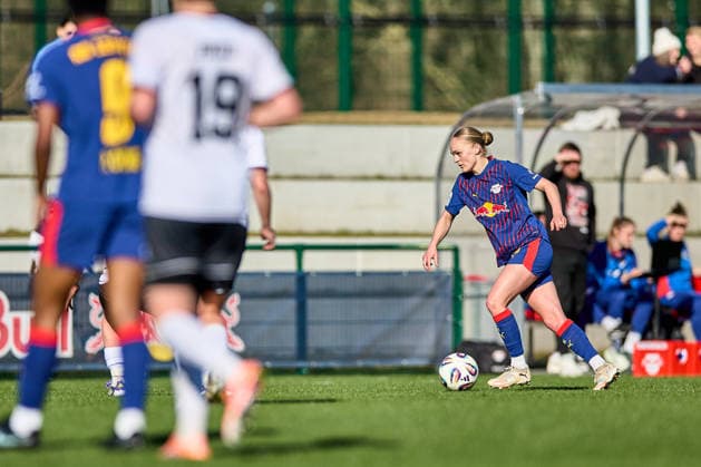 01.03.2026, GER, Frauenfußball, Testspiel, 2025 2026, RB Leipzig - FC Ingolstadt Victoria Krug (20, RB Leipzig), Freisteller, Aktion, mit Ball, dribbelt Leipzig Trainingszentrum der Roten Bulle Sachsen Deutschland