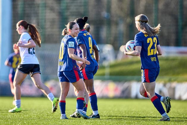 01.03.2026, GER, Frauenfußball, Testspiel, 2025 2026, RB Leipzig - FC Ingolstadt Gina Chmielinski (10, RB Leipzig, li.), Kyra Spitzner (23, RB Leipzig), Jubel nach 2:1 Leipzig Trainingszentrum der Roten Bulle Sachsen Deutschland
