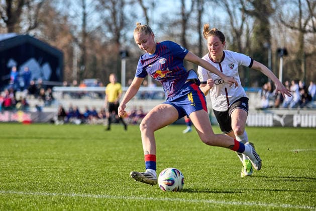 01.03.2026, GER, Frauenfußball, Testspiel, 2025 2026, RB Leipzig - FC Ingolstadt Rucy Grunenberg (4, RB Leipzig), Freisteller, Aktion, mit Ball, Zweikampf um Ball Leipzig Trainingszentrum der Roten Bulle Sachsen Deutschland