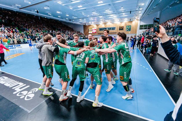 Die Mannschaft von GWD Minden jubelt feiert nach 32:32 Unentschieden GER, GWD Minden vs. TVB Stuttgart, Handball, 1. Bundesliga, 23. Spieltag, Spielzeit 2025 2026, 01.03.2026 GER, GWD Minden vs. TVB Stuttgart, Handball, 1. Bundesliga, 23. Spieltag, Spielzeit 2025 2026, 01.03.2026 Minden Copyright: xEibner-Pressefoto JanxRollingerx EP_JSK
