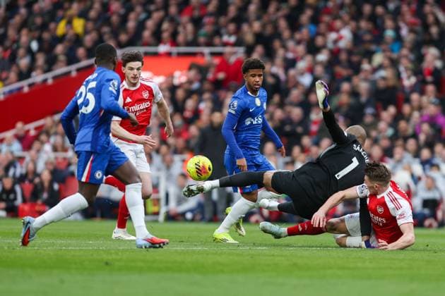 Robert Sanchez of Chelsea is challenged by Viktor Gyokeres of Arsenal Arsenal v Chelsea, Football, Premier League, Emirates Stadium, London, UK - 01 03 2026 EDITORIAL USE ONLY No use with unauthorised audio, video, data, fixture lists (outside the EU), club league logos or live services. Online in-match use limited to 45 images (+15 in extra time). No use to emulate moving images. No use in betting, games or Copyright: xAnthonyxHanc Shutterstockx 16718865d