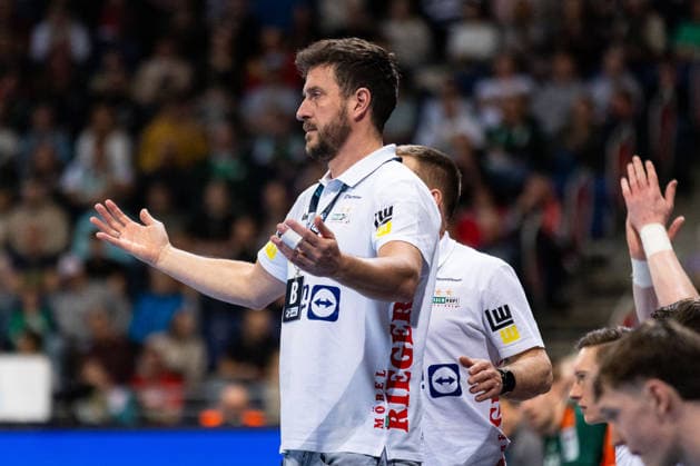 Ben MATSCHKE (FRISCH AUF! Goeppingen, Trainer) Geste, gestikuliert, gibt Anweisungen, Aktion GER, TSV Hannover-Burgdorf vs. FRISCH AUF! Goeppingen, Handball, Bundesliga, 23. Spieltag, Spielzeit 2025 2026, 01.03.2026, GER, TSV Hannover-Burgdorf vs. FRISCH AUF! Goeppingen, Handball, Bundesliga, 23. Spieltag, Spielzeit 2025 2026, 01.03.2026, Hannover Copyright: xEibnerxPressefoto OliverxSchmidtx EP_OST