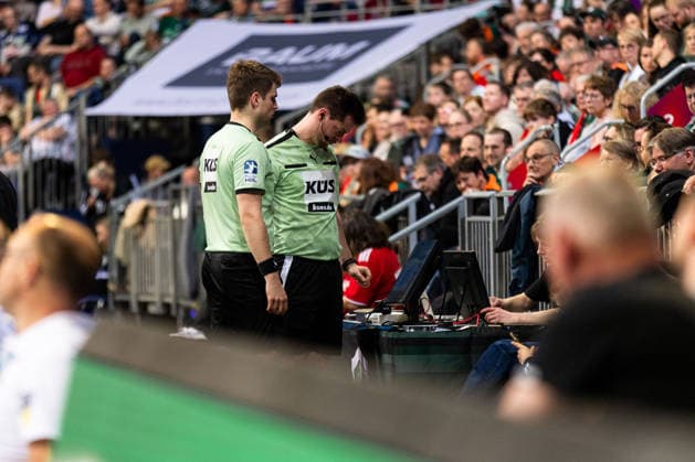 Die Schiedsrichter Darnel Jansen und Lucas Hellbusch beim VAR-Check GER, TSV Hannover-Burgdorf vs. FRISCH AUF! Goeppingen, Handball, Bundesliga, 23. Spieltag, Spielzeit 2025 2026, 01.03.2026, GER, TSV Hannover-Burgdorf vs. FRISCH AUF! Goeppingen, Handball, Bundesliga, 23. Spieltag, Spielzeit 2025 2026, 01.03.2026, Hannover Copyright: xEibnerxPressefoto OliverxSchmidtx EP_OST