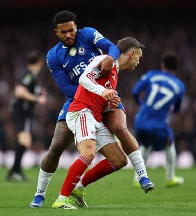 Reece James of Chelsea tussles with Leandro Trossard of Arsenal Arsenal v Chelsea, Premier League, Football, Emirates Stadium, London, UK - 01 Mar 2026London Emirates Stadium United Kingdom EDITORIAL USE ONLY No use with unauthorised audio, video, data, fixture lists, club league logos or live services. Online in-match use limited to 120 images, no video emulation. No use in betting, games or single club league player publications. Copyright: xMichaelxZemanek Shutterstockx 16708844av