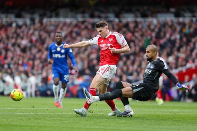 Robert Sanchez of Chelsea is challenged by Viktor Gyokeres of Arsenal Arsenal v Chelsea, Football, Premier League, Emirates Stadium, London, UK - 01 03 2026 EDITORIAL USE ONLY No use with unauthorised audio, video, data, fixture lists (outside the EU), club league logos or live services. Online in-match use limited to 45 images (+15 in extra time). No use to emulate moving images. No use in betting, games or Copyright: xAnthonyxHanc Shutterstockx 16718865j