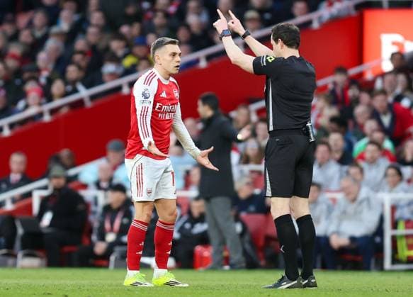 Leandro Trossard of Arsenal speaks with referee Darren England during the match Arsenal v Chelsea, Football, Premier League, Emirates Stadium, London, UK - 01 03 2026 EDITORIAL USE ONLY No use with unauthorised audio, video, data, fixture lists (outside the EU), club league logos or live services. Online in-match use limited to 45 images (+15 in extra time). No use to emulate moving images. No use in betting, games or Copyright: xAnthonyxHanc Shutterstockx 16718865z