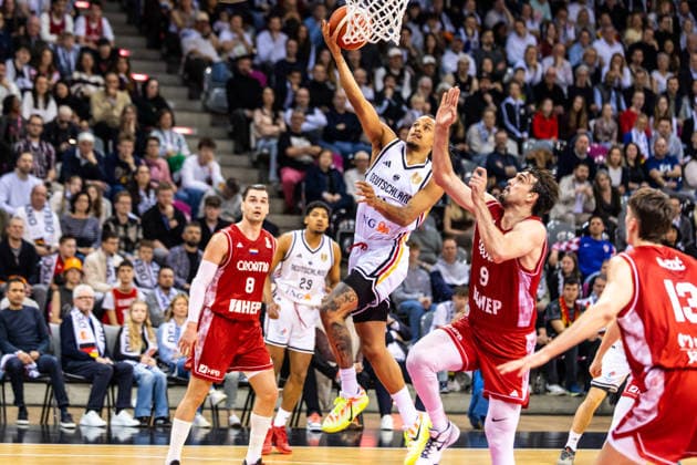 GER, FIBA Basketball World Cup 2027, European Qualifiers, Deutschland-Kroatien. 01.03.2026, Telekom Dome, Bonn, GER, FIBA Basketball World Cup 2027, European Qualifiers, Deutschland-Kroatien. Nelson Weidemann (Deutschland, No11), Dario Saric (Kroatien, No9) Â Foto: Alexander Trienitz Bonn Telekom Dome Nordrhein-Westfalen Deutschland
