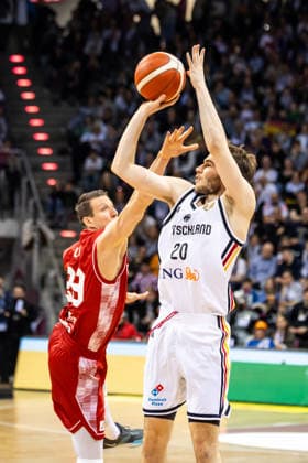 GER, FIBA Basketball World Cup 2027, European Qualifiers, Deutschland-Kroatien. 01.03.2026, Telekom Dome, Bonn, GER, FIBA Basketball World Cup 2027, European Qualifiers, Deutschland-Kroatien. Malte Delow (Deutschland, No20), Mateo Dreznjak (Kroatien, No23) Â Foto: Alexander Trienitz Bonn Telekom Dome Nordrhein-Westfalen Deutschland