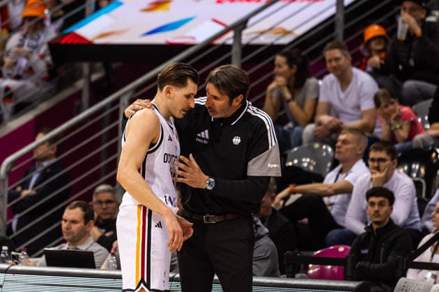 GER, FIBA Basketball World Cup 2027, European Qualifiers, Deutschland-Kroatien. 01.03.2026, Telekom Dome, Bonn, GER, FIBA Basketball World Cup 2027, European Qualifiers, Deutschland-Kroatien. Ãlex Mumbru (Trainer, Deutschland) spricht mit David Krämer (Deutschland, No44) Â Foto: Alexander Trienitz Bonn Telekom Dome Nordrhein-Westfalen Deutschland