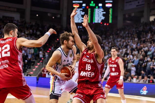 GER, FIBA Basketball World Cup 2027, European Qualifiers, Deutschland-Kroatien. 01.03.2026, Telekom Dome, Bonn, GER, FIBA Basketball World Cup 2027, European Qualifiers, Deutschland-Kroatien. Malte Delow (Deutschland, No20), Roko Badzim (Kroatien, No18) Â Foto: Alexander Trienitz Bonn Telekom Dome Nordrhein-Westfalen Deutschland