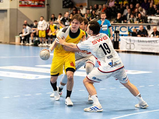 Linus Kutz (VfL Eintracht Hagen, 34) im Zweikampf gegen Vit Reichl (TV 05 07 Huettenberg, 19) VfL Eintracht Hagen vs. TV 05 07 Huettenberg , Handball, 2. Bundesliga, 22. Spieltag, Saison 2025 2026, 01.03.2026 VfL Eintracht Hagen vs. TV 05 07 Huettenberg , Handball, 2. Bundesliga, 22. Spieltag, Saison 2025 2026, 01.03.2026 Hagen Copyright: xEibner-Pressefoto DamianxKruczynx EP_DKI