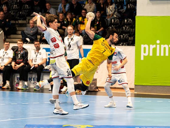 Pouya Norouzi (VfL Eintracht Hagen, 07) beim Torwurf gegen Paul Kompenhans (TV 05 07 Huettenberg, 34) VfL Eintracht Hagen vs. TV 05 07 Huettenberg , Handball, 2. Bundesliga, 22. Spieltag, Saison 2025 2026, 01.03.2026 VfL Eintracht Hagen vs. TV 05 07 Huettenberg , Handball, 2. Bundesliga, 22. Spieltag, Saison 2025 2026, 01.03.2026 Hagen Copyright: xEibner-Pressefoto DamianxKruczynx EP_DKI