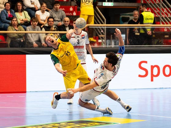 Jan von Boenigk (VfL Eintracht Hagen, 95) beim Torwurf und Zweikampf gegen Vit Reichl (TV 05 07 Huettenberg, 19) VfL Eintracht Hagen vs. TV 05 07 Huettenberg , Handball, 2. Bundesliga, 22. Spieltag, Saison 2025 2026, 01.03.2026 VfL Eintracht Hagen vs. TV 05 07 Huettenberg , Handball, 2. Bundesliga, 22. Spieltag, Saison 2025 2026, 01.03.2026 Hagen Copyright: xEibner-Pressefoto DamianxKruczynx EP_DKI