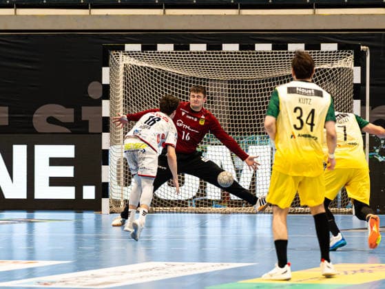 Tim Ruediger (TV 05 07 Huettenberg, 18) beim Siebenmeter gegen Pascal Bochmann (VfL Eintracht Hagen, 16) VfL Eintracht Hagen vs. TV 05 07 Huettenberg , Handball, 2. Bundesliga, 22. Spieltag, Saison 2025 2026, 01.03.2026 VfL Eintracht Hagen vs. TV 05 07 Huettenberg , Handball, 2. Bundesliga, 22. Spieltag, Saison 2025 2026, 01.03.2026 Hagen Copyright: xEibner-Pressefoto DamianxKruczynx EP_DKI