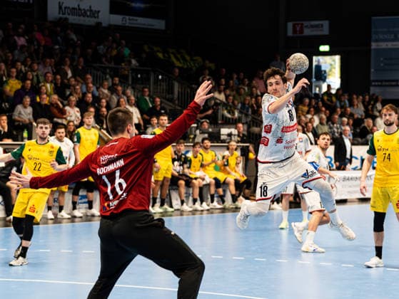 Tim Ruediger (TV 05 07 Huettenberg, 18) beim Torwurf gegen Pascal Bochmann (VfL Eintracht Hagen, 16) VfL Eintracht Hagen vs. TV 05 07 Huettenberg , Handball, 2. Bundesliga, 22. Spieltag, Saison 2025 2026, 01.03.2026 VfL Eintracht Hagen vs. TV 05 07 Huettenberg , Handball, 2. Bundesliga, 22. Spieltag, Saison 2025 2026, 01.03.2026 Hagen Copyright: xEibner-Pressefoto DamianxKruczynx EP_DKI