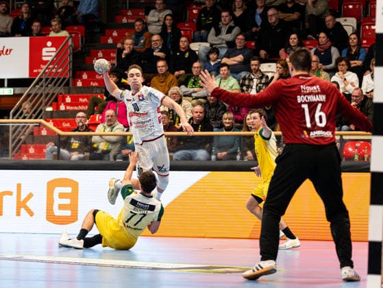 Paul Ohl (TV 05 07 Huettenberg, 10) beim Torwurf gegen Luca Richter (VfL Eintracht Hagen, 77) und Pascal Bochmann (VfL Eintracht Hagen, 16) VfL Eintracht Hagen vs. TV 05 07 Huettenberg , Handball, 2. Bundesliga, 22. Spieltag, Saison 2025 2026, 01.03.2026 VfL Eintracht Hagen vs. TV 05 07 Huettenberg , Handball, 2. Bundesliga, 22. Spieltag, Saison 2025 2026, 01.03.2026 Hagen Copyright: xEibner-Pressefoto DamianxKruczynx EP_DKI