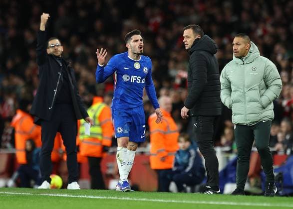 Pedro Neto of Chelsea shouts at 4th official after receiving red card Arsenal v Chelsea, Premier League, Football, Emirates Stadium, London, UK - 01 Mar 2026London Emirates Stadium United Kingdom EDITORIAL USE ONLY No use with unauthorised audio, video, data, fixture lists, club league logos or live services. Online in-match use limited to 120 images, no video emulation. No use in betting, games or single club league player publications. Copyright: xMichaelxZemanek Shutterstockx 16708844bg