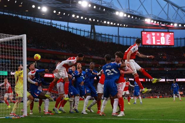 Piero Hincapie of Arsenal scores an own goal to make it 1-1 - Arsenal v Chelsea, Premier League, Emirates Stadium, London, UK - 1st March 2026 Editorial Use Only - DataCo restrictions apply, No free usage or syndication, standard fees apply. Arsenal v Chelsea, Premier League, Football, Emirates Stadium, London, UK - 01 Mar 2026London Emirates Stadium England United Kingdom EDITORIAL USE ONLY No use with unauthorised audio, video, data, fixture lists, club league logos or live services. Online in-match use limited to 120 images, no video emulation. No use in betting, games or single club league player publications. Copyright: xMDI Shutterstockx 16717017d
