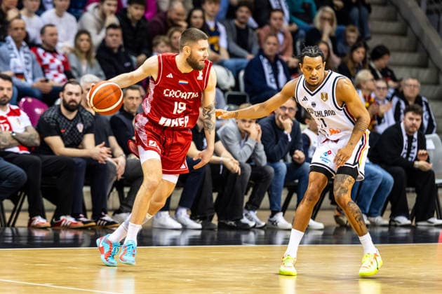 GER, FIBA Basketball World Cup 2027, European Qualifiers, Deutschland-Kroatien. 01.03.2026, Telekom Dome, Bonn, GER, FIBA Basketball World Cup 2027, European Qualifiers, Deutschland-Kroatien. Dominik Mavra (Kroatien, No19), Nelson Weidemann (Deutschland, No11) Â Foto: Alexander Trienitz Bonn Telekom Dome Nordrhein-Westfalen Deutschland