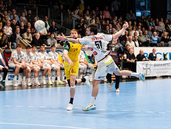 Josip Jukic (VfL Eintracht Hagen, 74) mit einem Torwurf auf das freie Tor. Hendrik Schreiber (TV 05 07 Huettenberg, 51) versucht vergeblich zu retten VfL Eintracht Hagen vs. TV 05 07 Huettenberg , Handball, 2. Bundesliga, 22. Spieltag, Saison 2025 2026, 01.03.2026 VfL Eintracht Hagen vs. TV 05 07 Huettenberg , Handball, 2. Bundesliga, 22. Spieltag, Saison 2025 2026, 01.03.2026 Hagen Copyright: xEibner-Pressefoto DamianxKruczynx EP_DKI