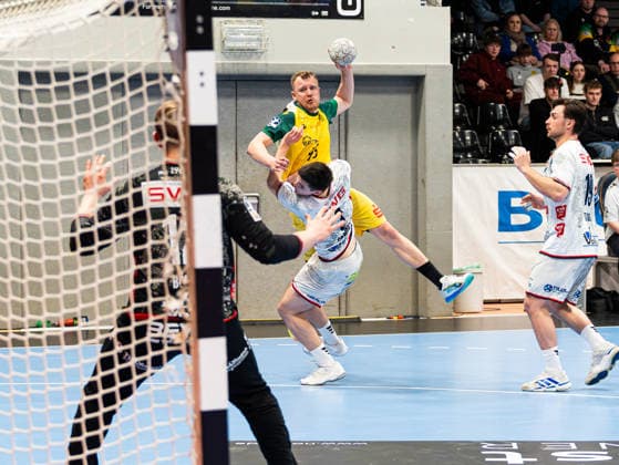 Jan von Boenigk (VfL Eintracht Hagen, 95) beim Torwurf gegen Philipp Schwarz (TV 05 07 Huettenberg, 03) und Simon Boehne (TV 05 07 Huettenberg, 12) VfL Eintracht Hagen vs. TV 05 07 Huettenberg , Handball, 2. Bundesliga, 22. Spieltag, Saison 2025 2026, 01.03.2026 VfL Eintracht Hagen vs. TV 05 07 Huettenberg , Handball, 2. Bundesliga, 22. Spieltag, Saison 2025 2026, 01.03.2026 Hagen Copyright: xEibner-Pressefoto DamianxKruczynx EP_DKI