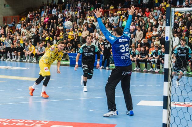 Falk Kolodziej (HSG Krefeld Niederrhein, 05), 7m Wurf, Janis Boieck (HC Oppenweiler Backnang, 32) versucht zu halten HSG Krefeld Niederrhein vs. HC Oppenweiler Backnang, Handball, 2.HBL, 22.Spieltag, Saison 2025 26, 01.03.2026, HSG Krefeld Niederrhein vs. HC Oppenweiler Backnang, Handball, 2.HBL, 22.Spieltag, Saison 2025 26, 01.03.2026 Krefeld Copyright: xEibner-Pressefoto LukasxBaldygax EP_LBA