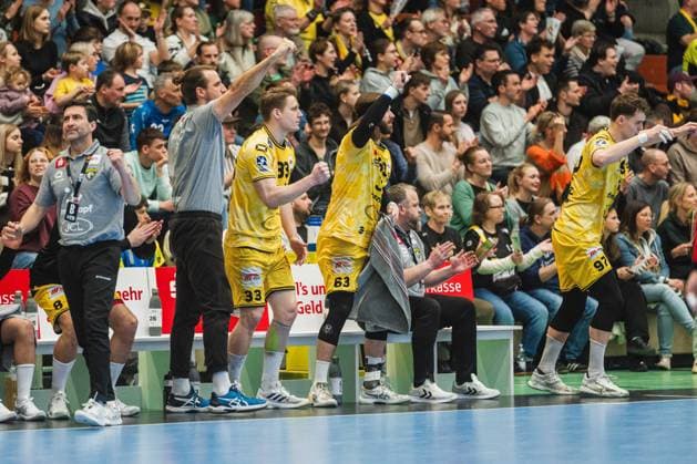 HSG Krefeld Niederrhein Bankspieler jubeln HSG Krefeld Niederrhein vs. HC Oppenweiler Backnang, Handball, 2.HBL, 22.Spieltag, Saison 2025 26, 01.03.2026, HSG Krefeld Niederrhein vs. HC Oppenweiler Backnang, Handball, 2.HBL, 22.Spieltag, Saison 2025 26, 01.03.2026 Krefeld Copyright: xEibner-Pressefoto LukasxBaldygax EP_LBA