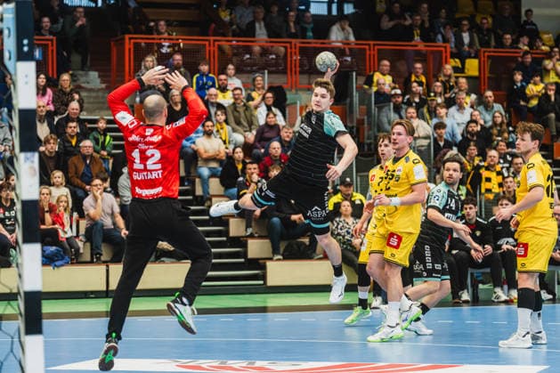 Pau Guitart (HSG Krefeld Niederrhein, 12) will den Wurf von Timm Buck (HC Oppenweiler Backnang, 06) halten, Niklas Ingenpass (HSG Krefeld Niederrhein, 55) schaut zu HSG Krefeld Niederrhein vs. HC Oppenweiler Backnang, Handball, 2.HBL, 22.Spieltag, Saison 2025 26, 01.03.2026, HSG Krefeld Niederrhein vs. HC Oppenweiler Backnang, Handball, 2.HBL, 22.Spieltag, Saison 2025 26, 01.03.2026 Krefeld Copyright: xEibner-Pressefoto LukasxBaldygax EP_LBA
