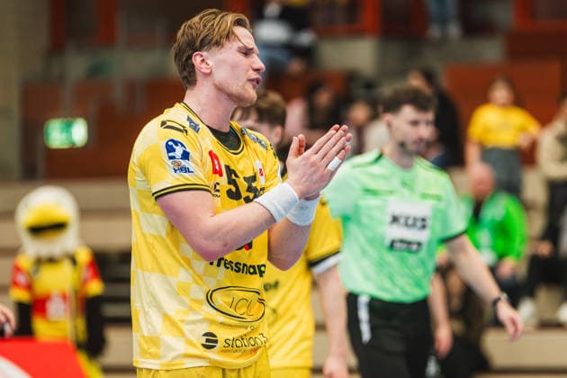Niklas Ingenpass (HSG Krefeld Niederrhein, 55) unzufireden mit dem Schiedsrichter, hält die Hände zusammen HSG Krefeld Niederrhein vs. HC Oppenweiler Backnang, Handball, 2.HBL, 22.Spieltag, Saison 2025 26, 01.03.2026, HSG Krefeld Niederrhein vs. HC Oppenweiler Backnang, Handball, 2.HBL, 22.Spieltag, Saison 2025 26, 01.03.2026 Krefeld Copyright: xEibner-Pressefoto LukasxBaldygax EP_LBA