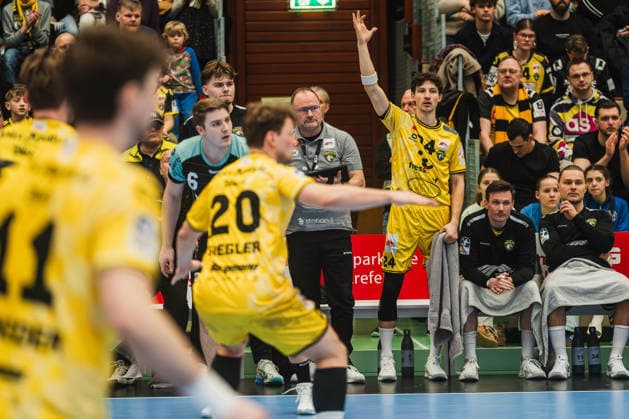 Jörn Persson (HSG Krefeld Niederrhein, 34) zeigt Zeitspiel an von der Bank HSG Krefeld Niederrhein vs. HC Oppenweiler Backnang, Handball, 2.HBL, 22.Spieltag, Saison 2025 26, 01.03.2026, HSG Krefeld Niederrhein vs. HC Oppenweiler Backnang, Handball, 2.HBL, 22.Spieltag, Saison 2025 26, 01.03.2026 Krefeld Copyright: xEibner-Pressefoto LukasxBaldygax EP_LBA
