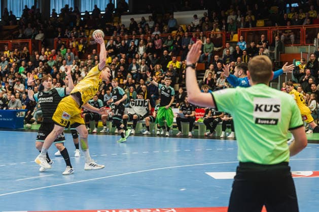 Lars Jagieniak (HSG Krefeld Niederrhein, 33) Wurf auf das Tor, Tyoervi Tyr Gislason (HC Oppenweiler Backnang, 03) schaut hinterher HSG Krefeld Niederrhein vs. HC Oppenweiler Backnang, Handball, 2.HBL, 22.Spieltag, Saison 2025 26, 01.03.2026, HSG Krefeld Niederrhein vs. HC Oppenweiler Backnang, Handball, 2.HBL, 22.Spieltag, Saison 2025 26, 01.03.2026 Krefeld Copyright: xEibner-Pressefoto LukasxBaldygax EP_LBA