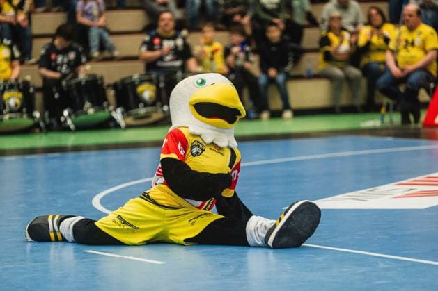 HSG Krefeld Niederrhein Maskottchen macht einen Spagatt für die Fans HSG Krefeld Niederrhein vs. HC Oppenweiler Backnang, Handball, 2.HBL, 22.Spieltag, Saison 2025 26, 01.03.2026, HSG Krefeld Niederrhein vs. HC Oppenweiler Backnang, Handball, 2.HBL, 22.Spieltag, Saison 2025 26, 01.03.2026 Krefeld Copyright: xEibner-Pressefoto LukasxBaldygax EP_LBA