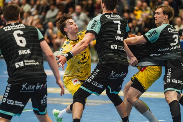 Marvin Kix (HSG Krefeld Niederrhein, 07),Wurf, Zweikampf, Dominick Weiß (HC Oppenweiler Backnang, 07) versucht zu blocken HSG Krefeld Niederrhein vs. HC Oppenweiler Backnang, Handball, 2.HBL, 22.Spieltag, Saison 2025 26, 01.03.2026, HSG Krefeld Niederrhein vs. HC Oppenweiler Backnang, Handball, 2.HBL, 22.Spieltag, Saison 2025 26, 01.03.2026 Krefeld Copyright: xEibner-Pressefoto LukasxBaldygax EP_LBA