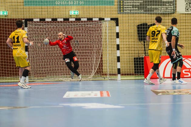 Pau Guitart (HSG Krefeld Niederrhein, 12),hält einen Wurf HSG Krefeld Niederrhein vs. HC Oppenweiler Backnang, Handball, 2.HBL, 22.Spieltag, Saison 2025 26, 01.03.2026, HSG Krefeld Niederrhein vs. HC Oppenweiler Backnang, Handball, 2.HBL, 22.Spieltag, Saison 2025 26, 01.03.2026 Krefeld Copyright: xEibner-Pressefoto LukasxBaldygax EP_LBA