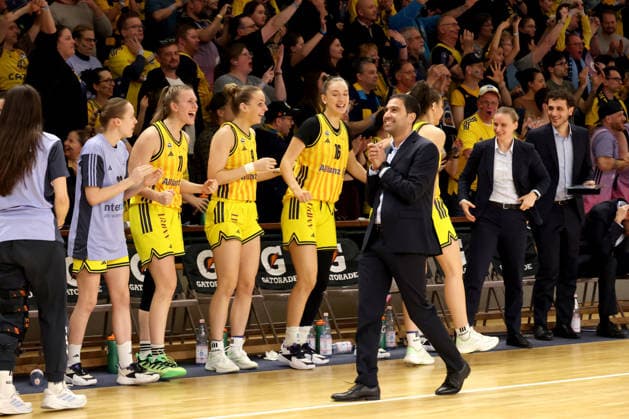 DEU, easyCredit DBBL, ALBA vs. Rutronik Stars Keltern, 01.03.2026, Soemmeringhalle, Berlin, DEU, easyCredit DBBL, ALBA vs. Rutronik Stars Keltern, im Bild Cheftrainer Cristo Cabrera (ALBA Berlin), ALBA-Spielerbank