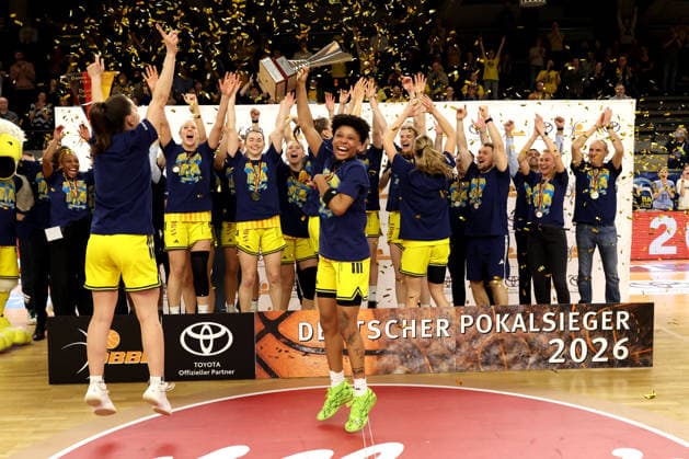 DEU, easyCredit DBBL, ALBA vs. Rutronik Stars Keltern, 01.03.2026, Soemmeringhalle, Berlin, DEU, easyCredit DBBL, ALBA vs. Rutronik Stars Keltern, im Bild ALBA-Spielerinnenkreis Deeshyra Thomas (ALBA Berlin 21), Lena Gohlisch (ALBA Berlin 12) Pokal