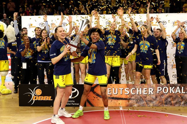 DEU, easyCredit DBBL, ALBA vs. Rutronik Stars Keltern, 01.03.2026, Soemmeringhalle, Berlin, DEU, easyCredit DBBL, ALBA vs. Rutronik Stars Keltern, im Bild ALBA-Spielerinnenkreis Deeshyra Thomas (ALBA Berlin 21), Lena Gohlisch (ALBA Berlin 12) Pokal