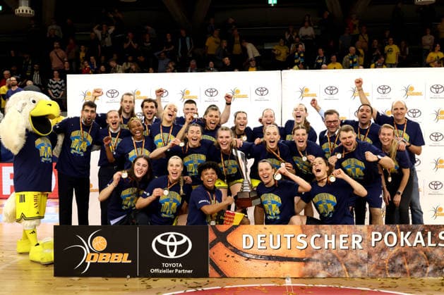 DEU, easyCredit DBBL, ALBA vs. Rutronik Stars Keltern, 01.03.2026, Soemmeringhalle, Berlin, DEU, easyCredit DBBL, ALBA vs. Rutronik Stars Keltern, im Bild ALBA-Spielerinnenkreis Deeshyra Thomas (ALBA Berlin 21), Lena Gohlisch (ALBA Berlin 12) Pokal